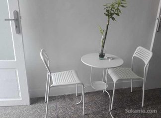 Taleb rond avec deux chaise