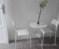 taleb rond avec deux chaise
