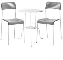Taleb rond avec deux chaise