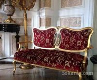Canape en bois dore a dossier plat avec roulettes