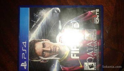 Ps4 2manettes parfaite état+ 5 dernier jeux dedans