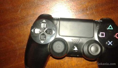 Ps4 2manettes parfaite état+ 5 dernier jeux dedans