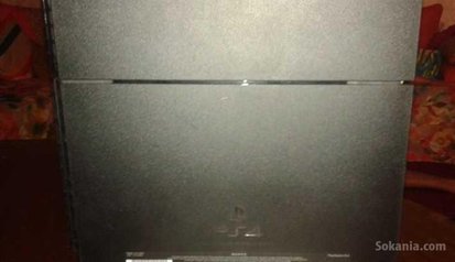 Ps4 2manettes parfaite état+ 5 dernier jeux dedans