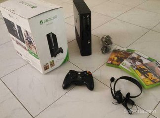 Xbox 360 E (apres la slim) 250 Go + 22 Jeux