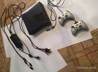 Xbox 360 slim + 2 mannette