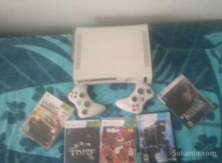 XBOX 360 flashé + 2 manettes sans fils + 40 Jeux