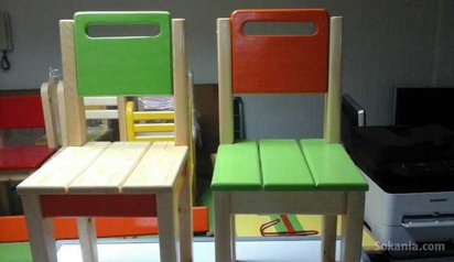 Chaise en bois colorés