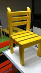 Chaise en bois colorés