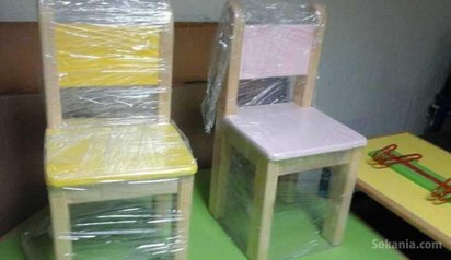 Chaise en bois colorés