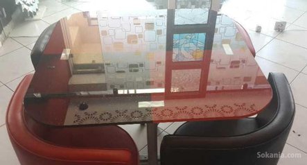 Table en verre avec 4 chaises