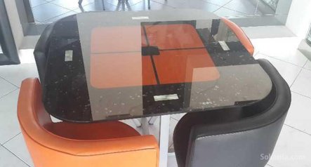 Table en verre avec 4 chaises