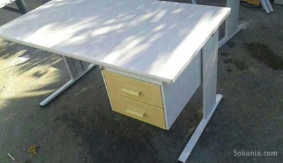 Chaises / bureaux / tables de réunion / comptoires
