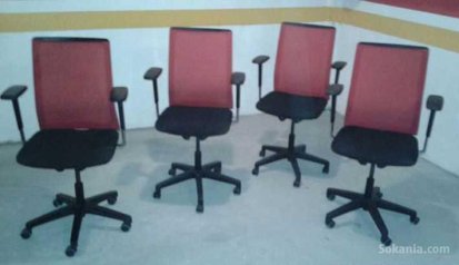 Chaises / bureaux / tables de réunion / comptoires