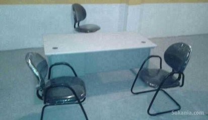 Chaises / bureaux / tables de réunion / comptoires