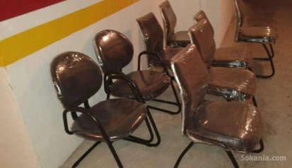 Chaises / bureaux / tables de réunion / comptoires
