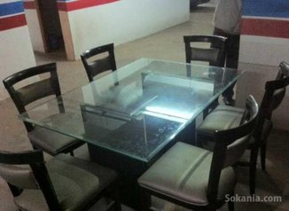 Salle à manger en verre avec 6 chaise en bois