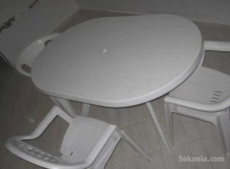 Table avec chaises en plastique
