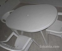 Table avec chaises en plastique