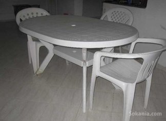 Table avec chaises en plastique