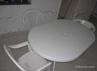 Table avec chaises en plastique