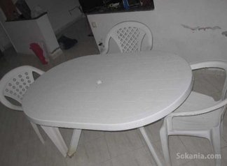 Table avec chaises en plastique